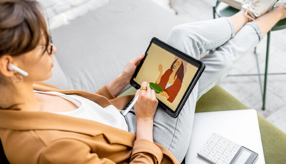 Frau mit Tablet