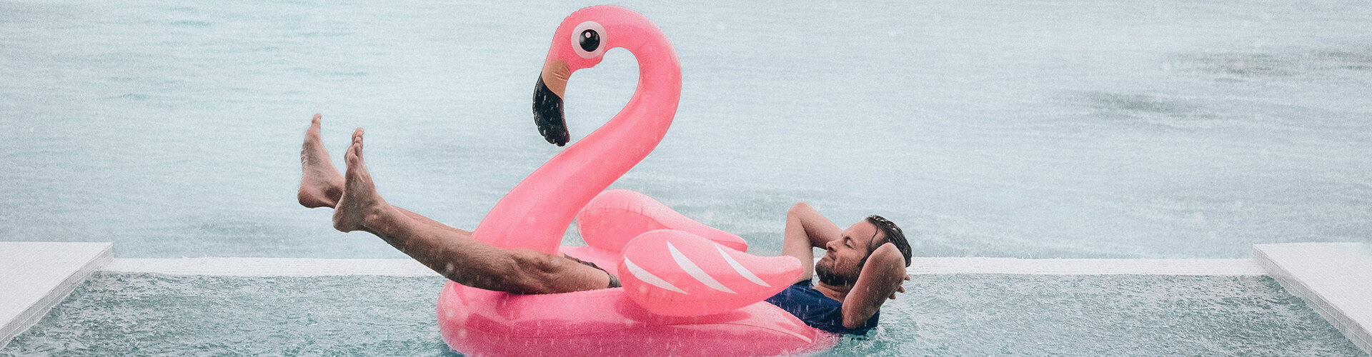 Mann auf Flamingo
