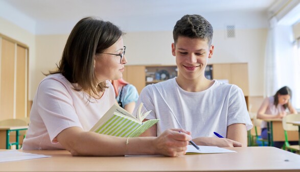 Lehrerin mit Schüler in der Klasse