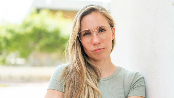 Frau mit Brille und verschr&auml;nkten Armen