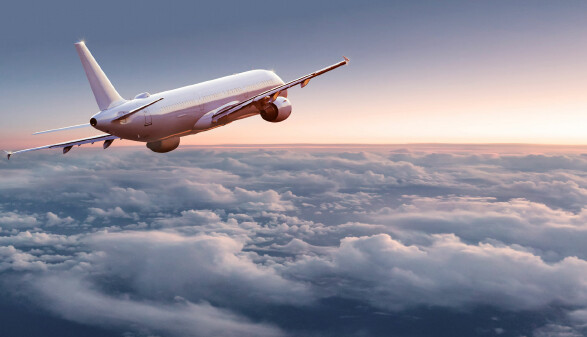 Ein Flugzeug in der Luft.