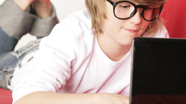 Ein Junge spielt am Laptop © Peter Atkins, fotolia.com