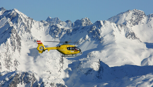 ÖAMTC Hubschrauber fliegt über Berge