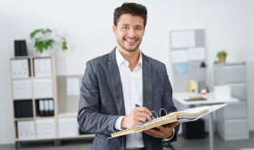 Sympathischer Jurist mit einem Ordner in der Hand