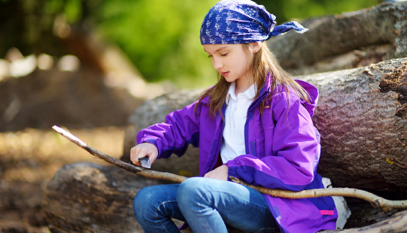 M&auml;dchen beim Schnitzen