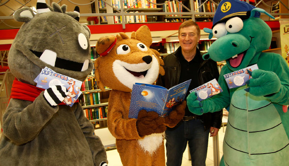 AK-Präsident Günther Goach mit dem Lesemonster, Lesefuchs "Theo" und "Nauti" © Uta Rojsek-Wiedergut AK-Präsident Günther Goach mit dem Lesemonster, Lesefuchs "Theo" und "Nauti" © Uta Rojsek-Wiedergut