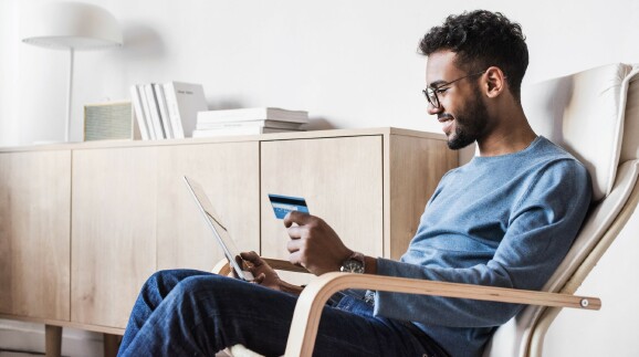 Junger Mann mit Kreditkarte