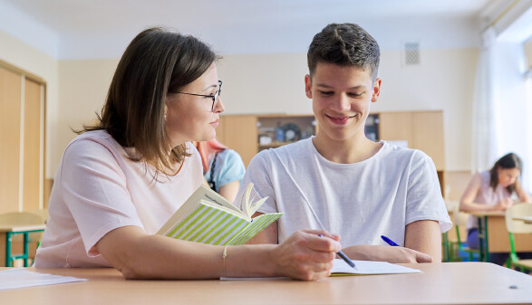 Lehrerin gibt Schüler Nachhilfe