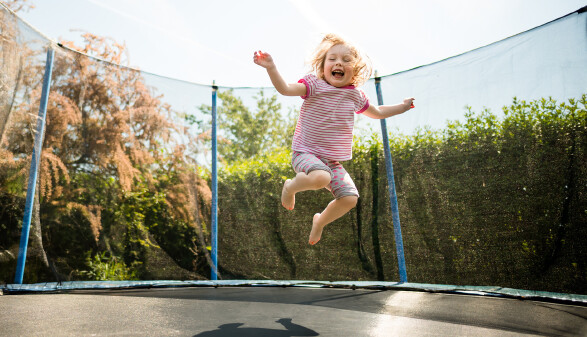 Kind hüpft auf Trampolin