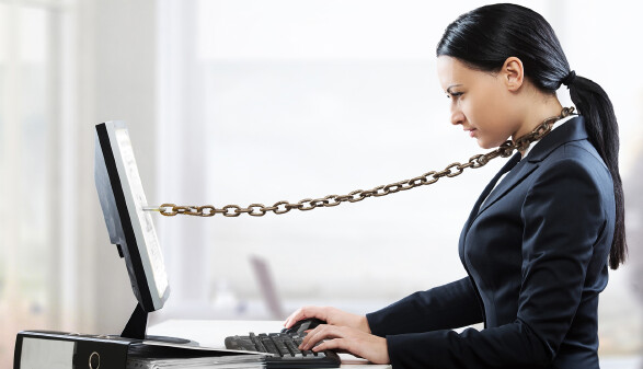 Frau ist an Monitor angekettet