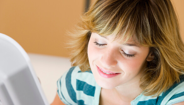 Junge Frau schaut in eine Tageslichtlampe