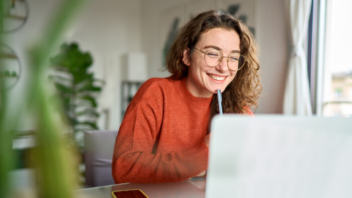 junge Frau sitzt vor dem PC