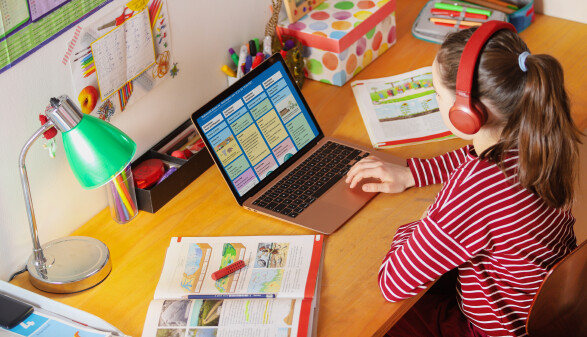 Kind sitzt vor einem Laptop © Anke Thomass, stock.adobe.com