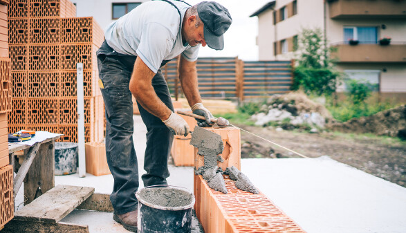 Arbeiter baut neue Terrasse