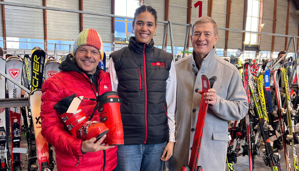 AK-Präsident Günther Goach (re.) und Christian Rainer vom AK/ÖGB Sport bei der Wintersportbörse in Klagenfurt.    