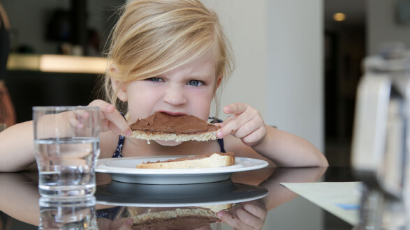 Kind ist Brot mit Nuss-Nougat-Aufstrich