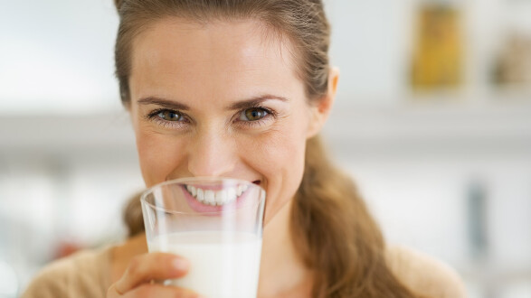 Frau trinkt ein Glas Milch © Alliance, stock.adobe.com