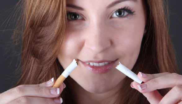 Junge Frau hält zwei Teile einer zerbrochenen Zigarette in den Händen © Knut Wlarda, stock.adobe.com