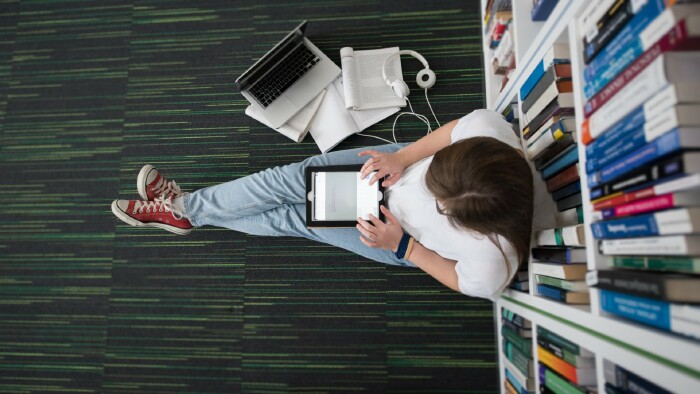 Studentin lernt in der Bibliothek