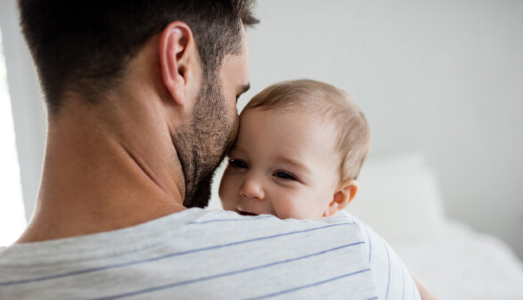 Vater hält sein Baby