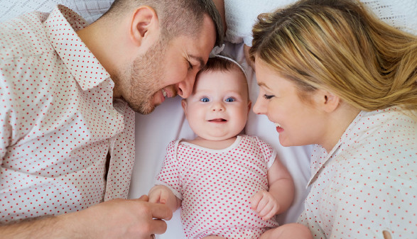 Ehepaar mit Baby © Studio Romantic , Fotolia.com Ehepaar mit Baby © Studio Romantic , Fotolia.com