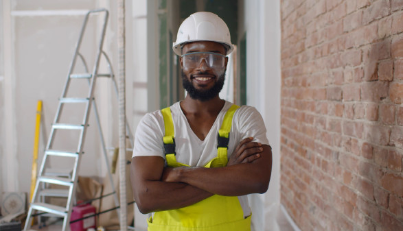 Handwerker mit Schutzbrille und Helm mit Blick in die Kamera © TommyStockProject, stock.adobe.com