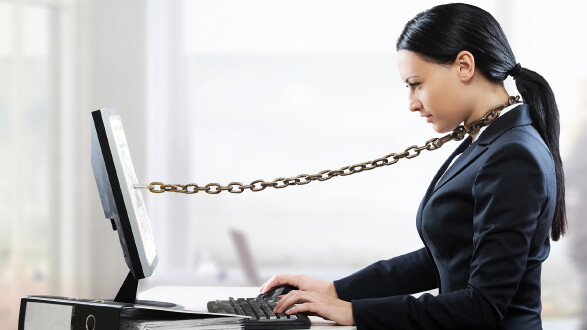 Frau ist an Monitor angekettet