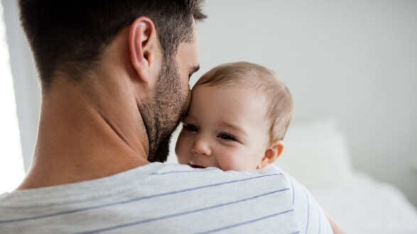 Vater hält sein Baby