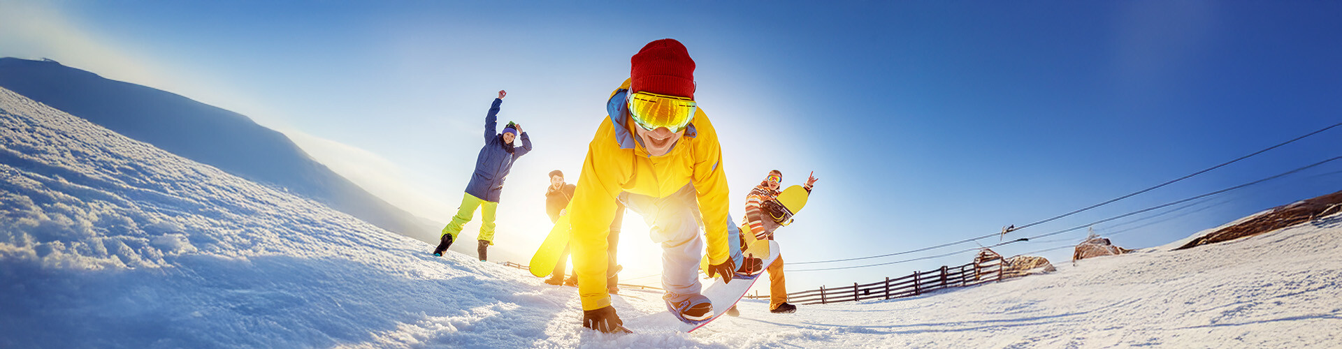 Lustige Ski- und Snowboardfahrer