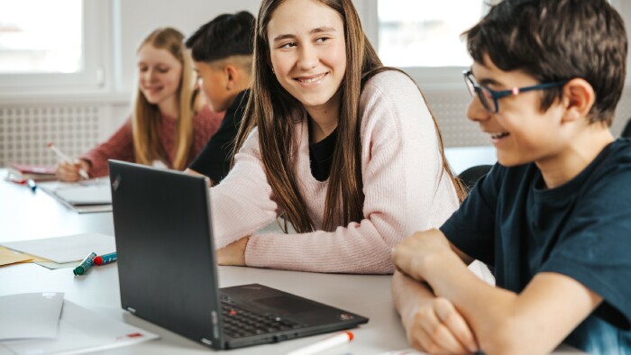Sch&uuml;ler:innen sitzen im Klassenraum