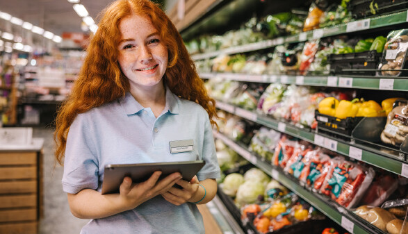 Junge Verkäuferin im Supermarkt