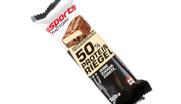 Sports Factory 50 % Protein Riegel Cookies –Cream © VKI