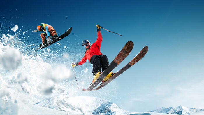 Snowboarder und Skifahrer auf der Piste