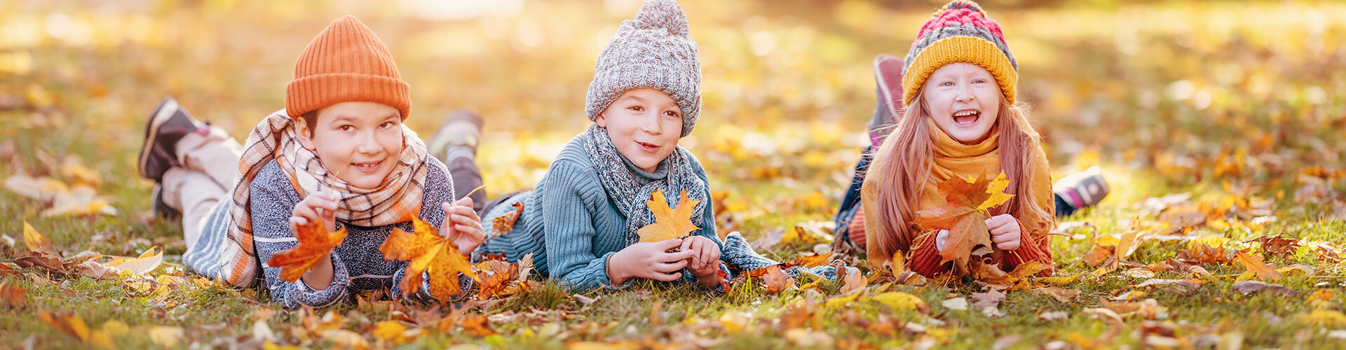 Kinder im Herbst