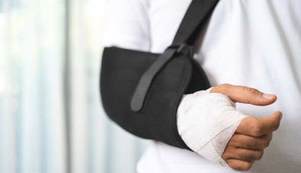verletzte Hand in Schlinge
