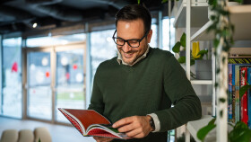 Mann mit einem Buch in der Hand