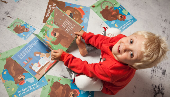 Kleiner Bub mit Bilderbuch