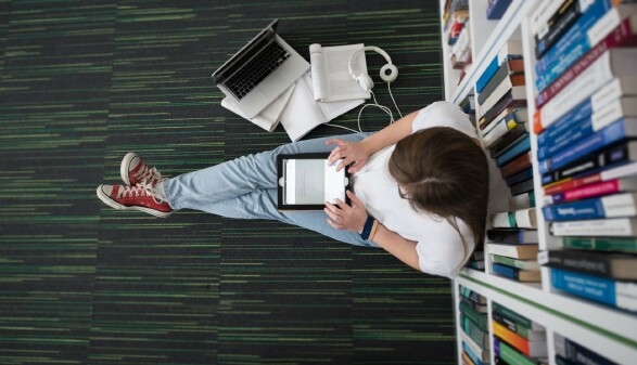 Studentin lernt in der Bibliothek