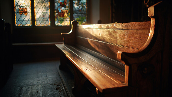 Leere Kirchenbank