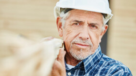 &Auml;lterer Handwerker mit Schutzhelm
