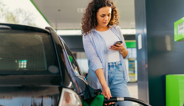 Frau beim Tanken.