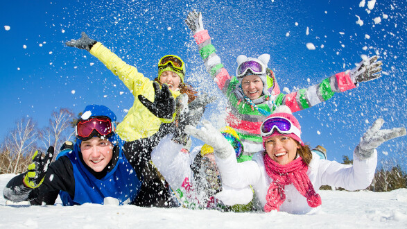 © yanlev, stock.adobe.com Eine Gruppe junger Menschen im Schnee