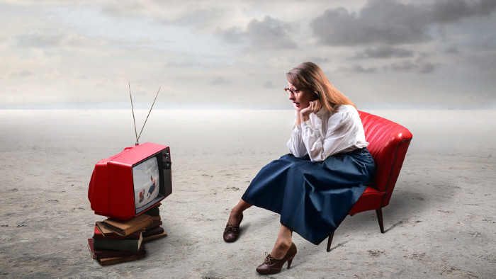 Frau schaut auf einem Fernseher mit Antenne fern © Olly, stock.adobe.com
