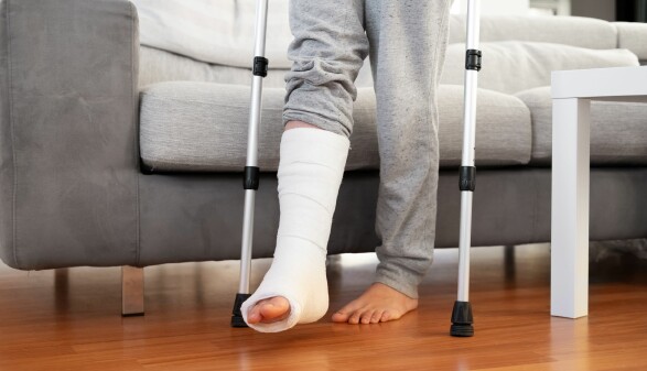 Frau mit Gipsbein und Kr&uuml;cken