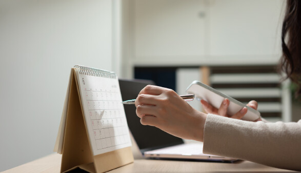 Abrechnung mit Hilfe von Arbeitszeiten am Kalender kontrollieren