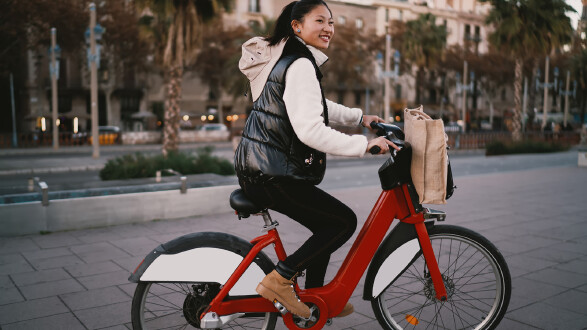 Frau auf E-Bike
