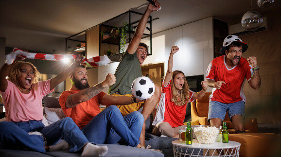 Freunde schauen Fu&szlig;ball und feiern den Sieg ihrer Mannschaft
