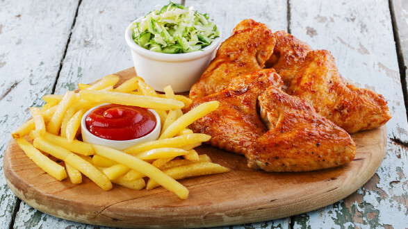 Chicken Wings mit Pommes  ©  koss13, stock.adobe.com