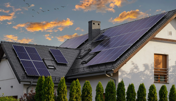 Photovoltaik-Anlage auf einem Haus © MAXSHOT_PL, stock.adobe.com