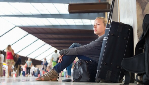 Reisende wartet auf den Zug